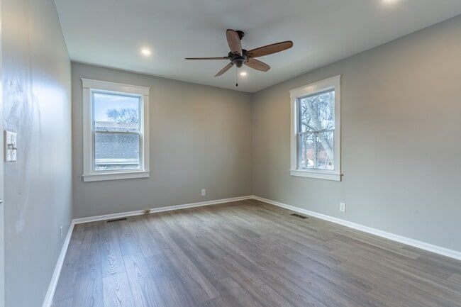 Building Photo - Renovated 3 bed/2 bath just minutes from Downtown!!