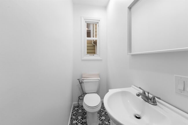 Building Photo - 172 W 49th St
