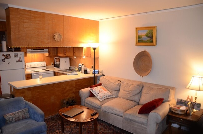 Building Photo - 210 Westview Dr