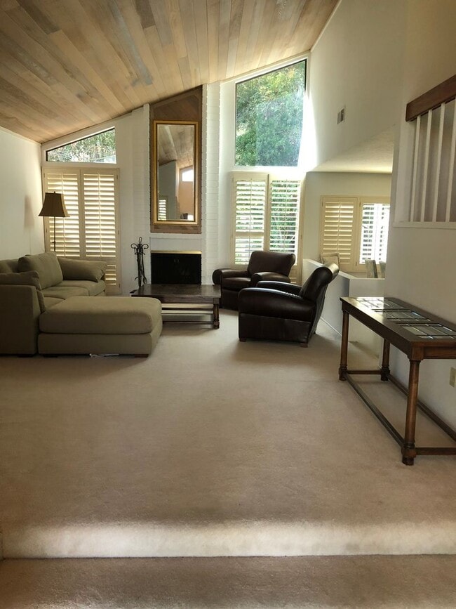 Building Photo - Beautiful Four Bedroom Two Story Home - UT...