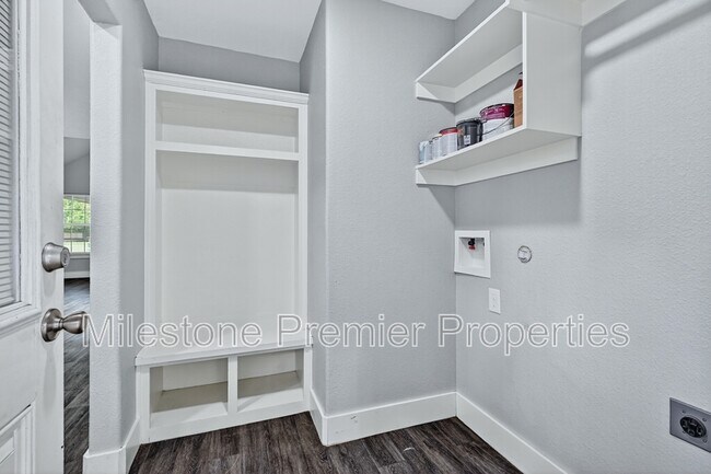 Building Photo - 701 S Binkley St