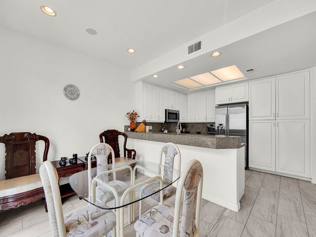 Building Photo - LOVELY POINTE AT MALIBU CONDO!
