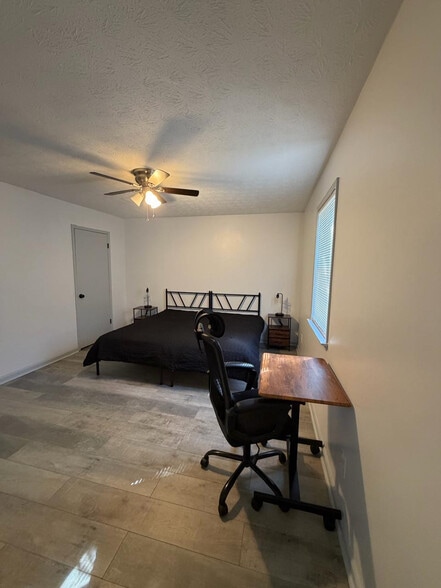 Building Photo - Room in House on Zachary Dr