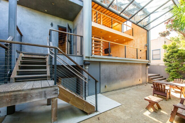 Building Photo - 2460 Beverley Ave