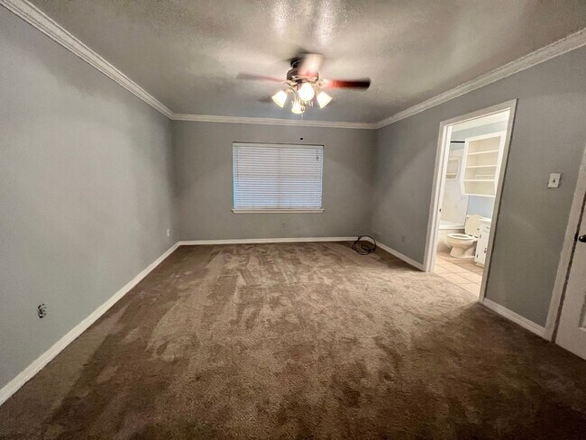 Building Photo - 4 BEDROOM GREENACRES BEAUTY!