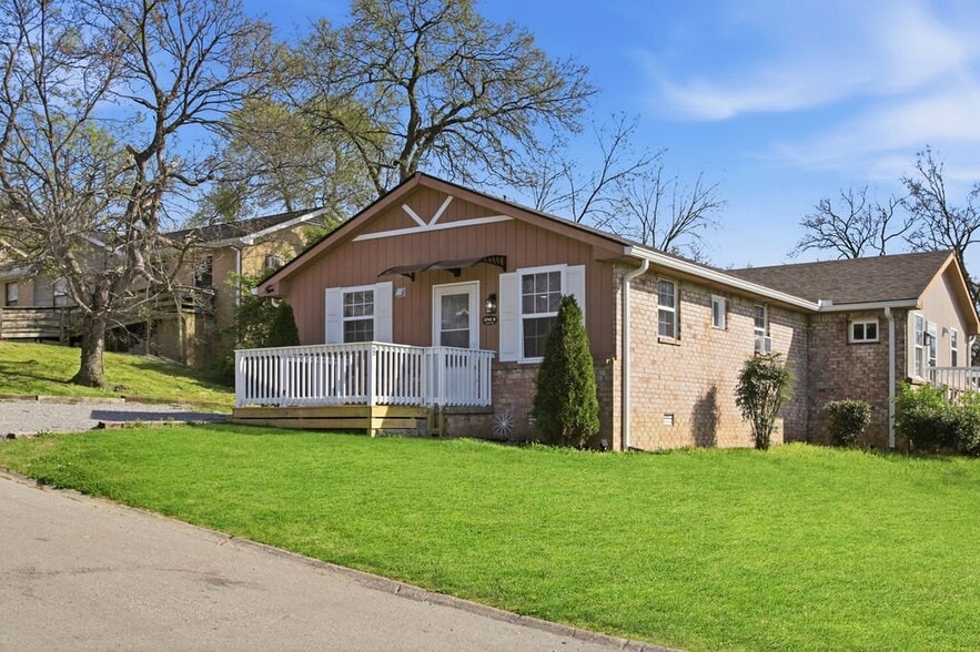 Building Photo - 2741 Jones Ave