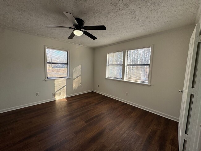 Building Photo - Charming 3 bedroom, 2 bathroom Ranch-Style Home