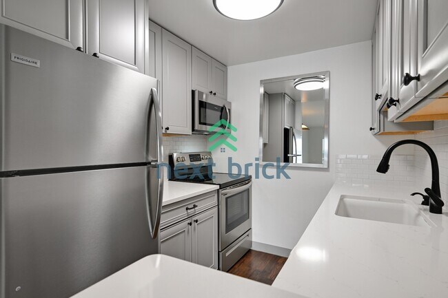Building Photo - For Rent – 1 Bedroom | 1 Bathroom Lakeview Condo in Leschi Shores