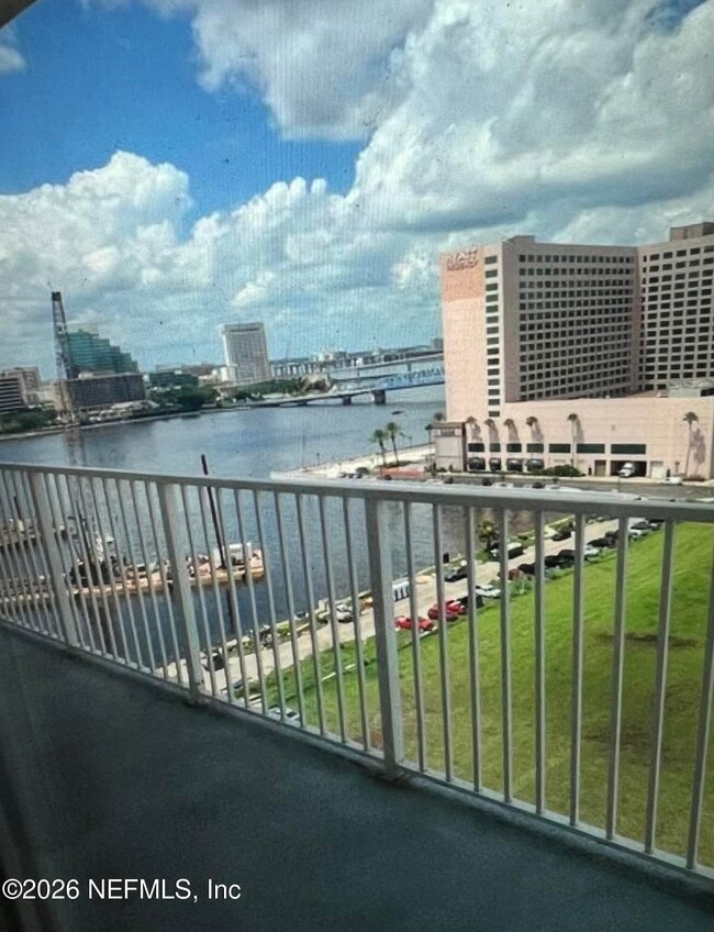 Building Photo - 400 E Bay St