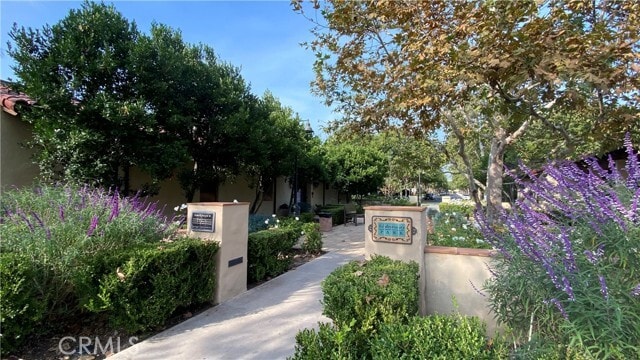 Building Photo - 87 Wonderland