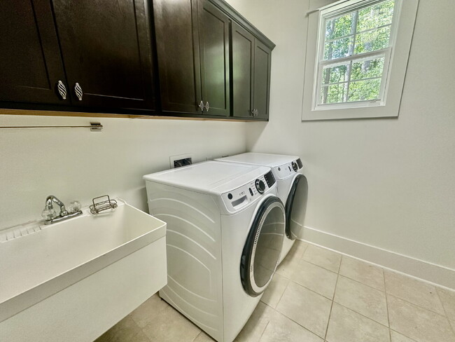 Building Photo - Stunning Four Bedroom Low Country Home in ...