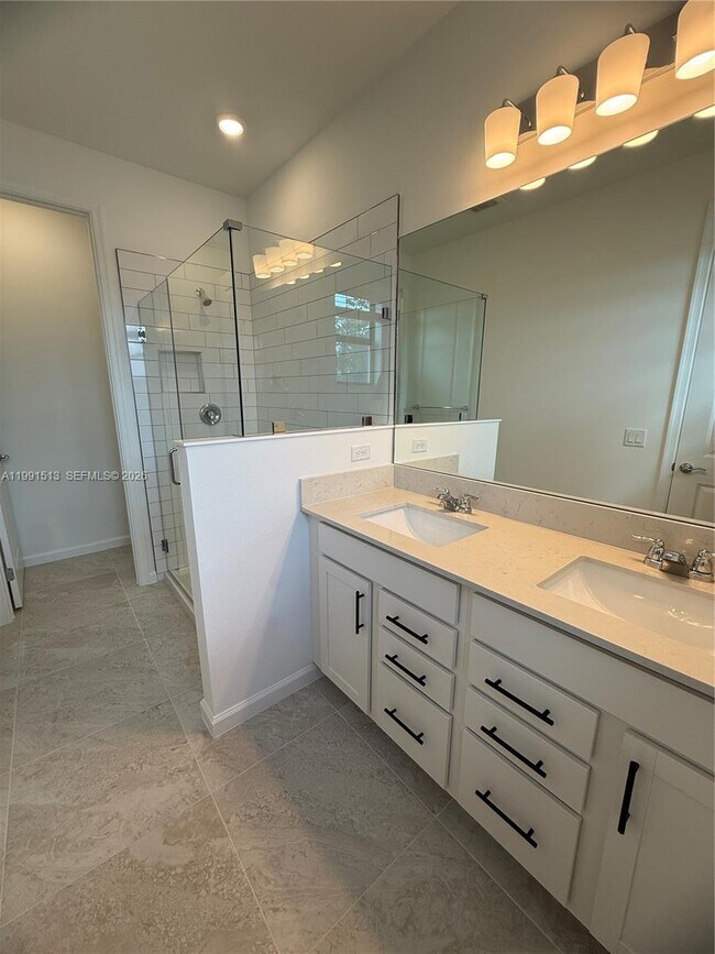 Building Photo - 4286 Effendi Dr