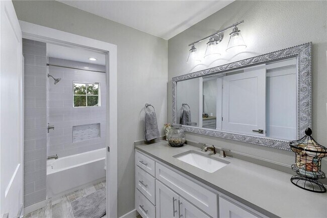 Building Photo - 713 Nomad Dr