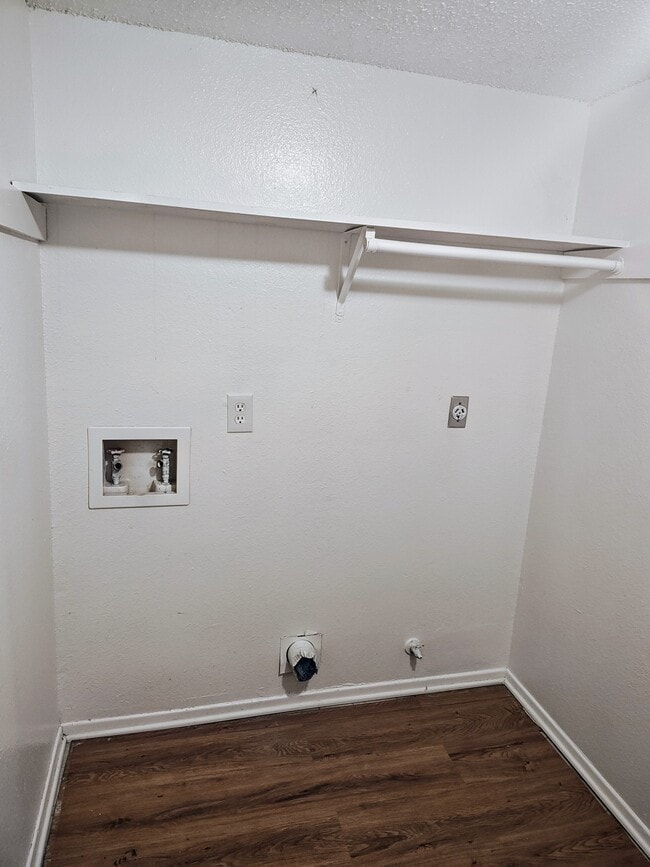 Building Photo - 1114 Royal Crest Dr
