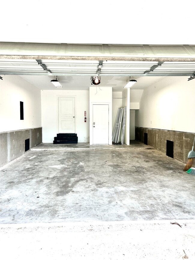 Building Photo - 807 Kipp Ave