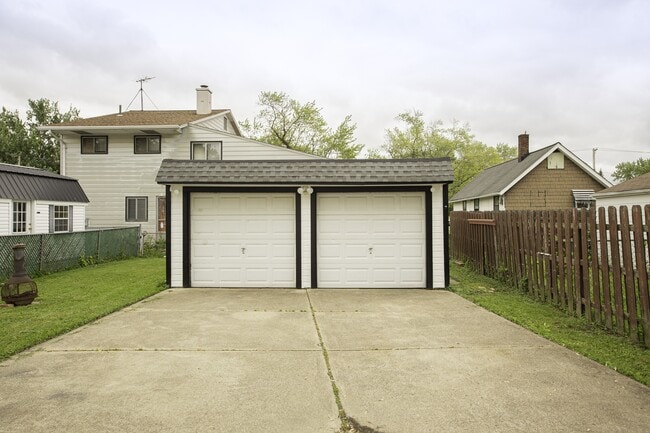 Building Photo - 1319 E 345th St