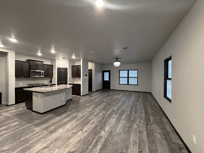 Building Photo - Spacious 5 Bedroom, 3.5 Bath Home with 2,6...