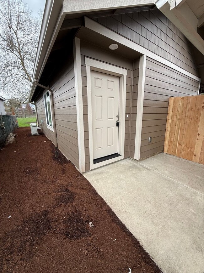 Building Photo - Modern Luxury 1 Bedroom with Open Kitchen & Private Yard- REDUCED RENT