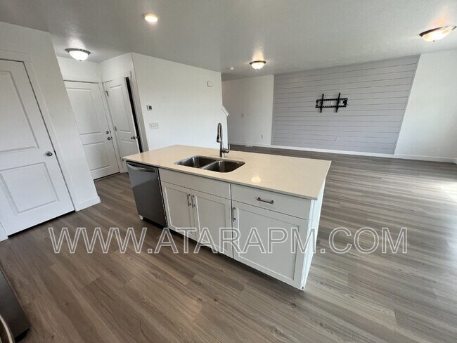 Building Photo - 346 Grassland Dr