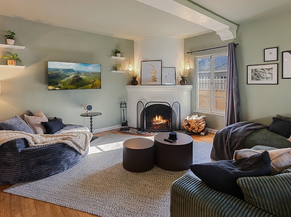 Living room - 1442 S Burnside Ave