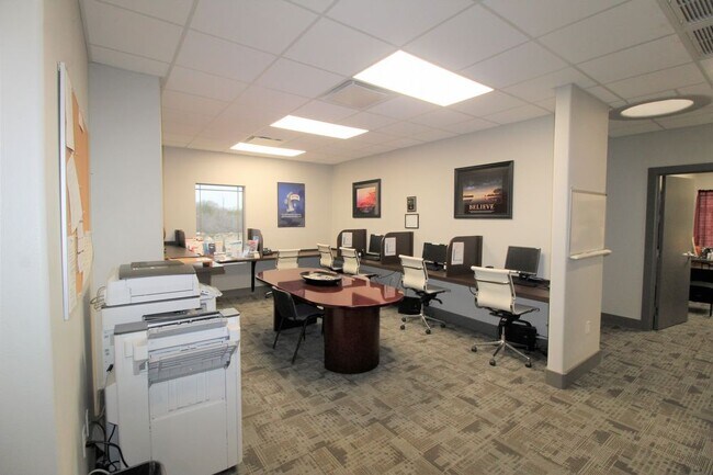 Building Photo - 418 Village Dr