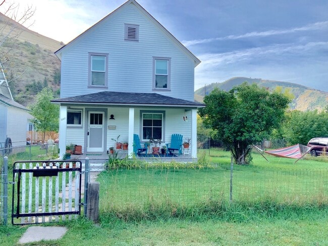 Primary Photo - Three Bedroom House in the Lower Rattlesnake