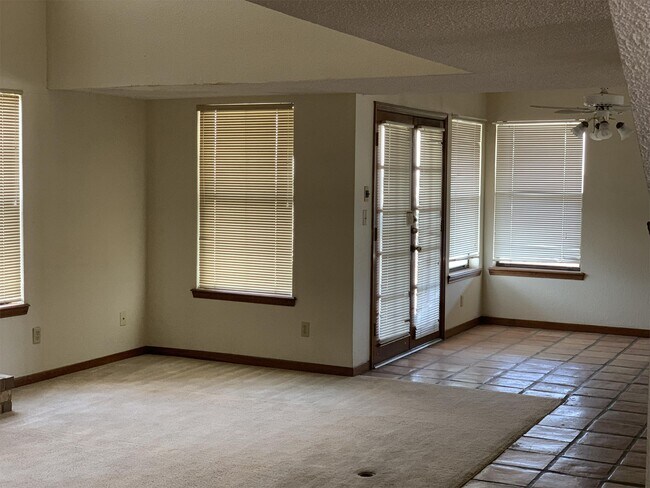 Building Photo - 6511 Amposta Dr