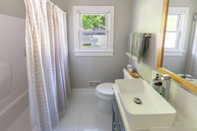 Building Photo - Spacious 4-Bedroom Home with Modern Amenit...