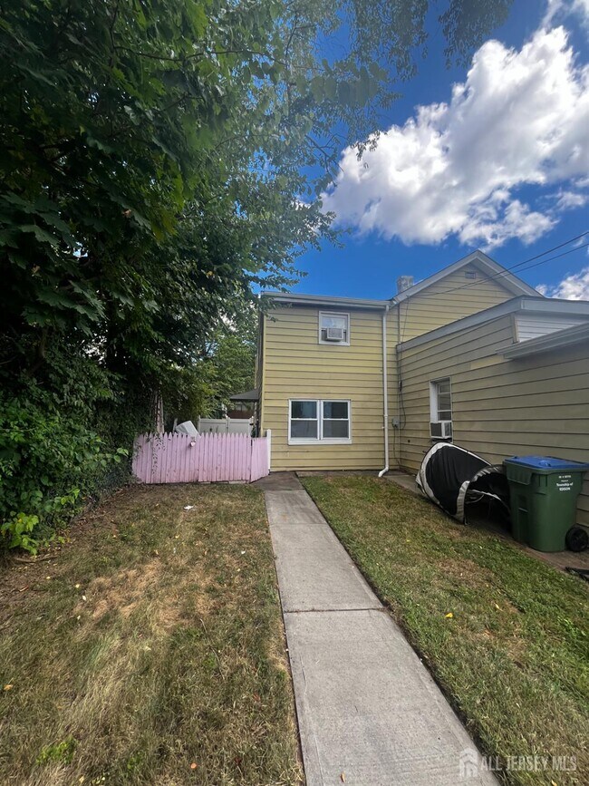 Building Photo - 31 Duclos Ln