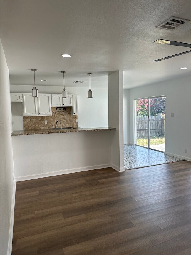Building Photo - 6807 Laguna Norte