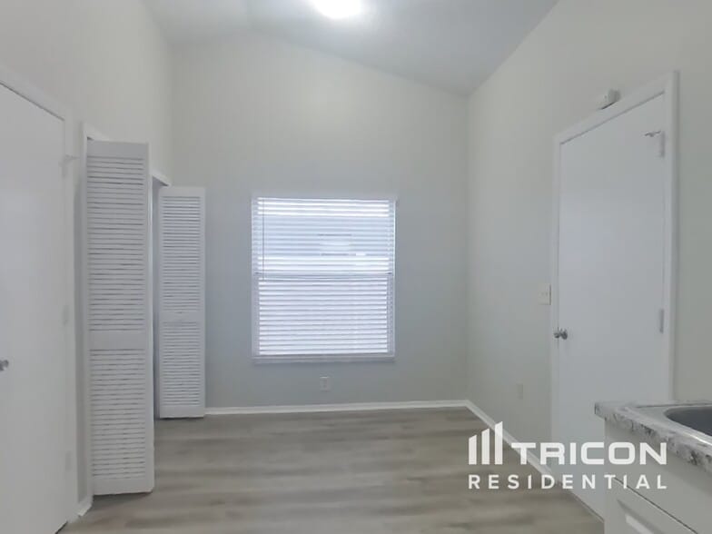 Building Photo - 714 49th St E