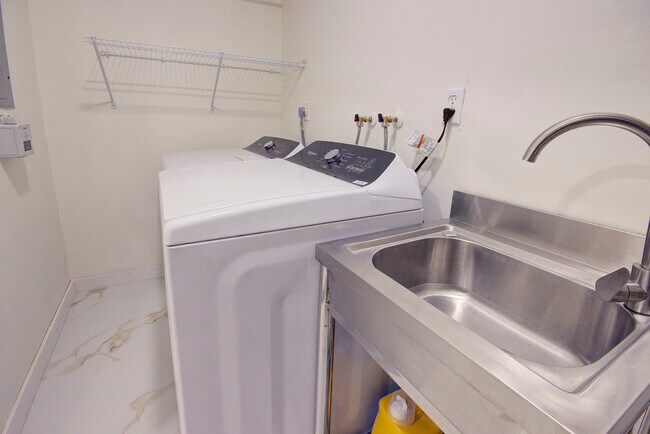Laundry - 2420 SW 44th Ter