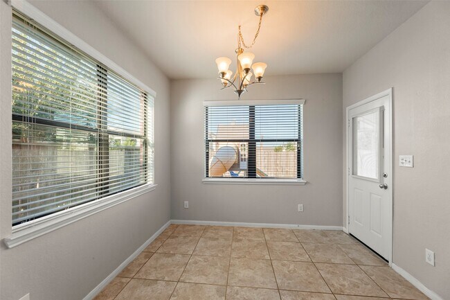 Building Photo - 5531 Drumlin Field Way