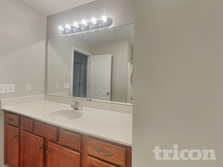 Building Photo - 2700 Cider Dr