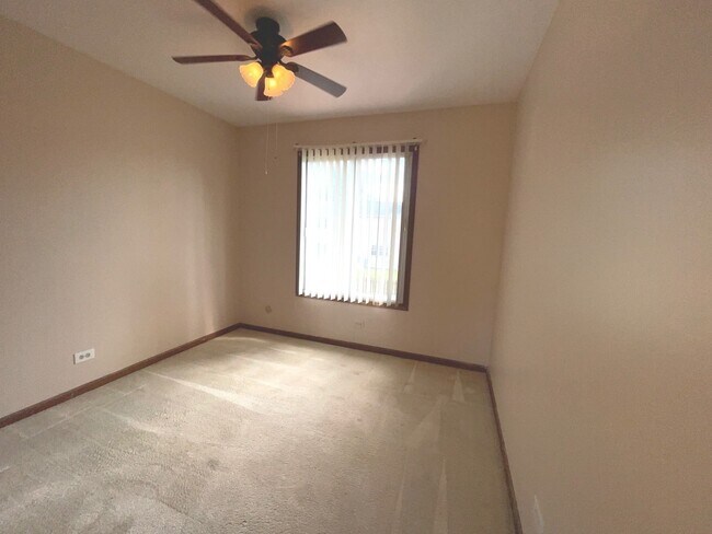 Building Photo - 226 Iris Dr