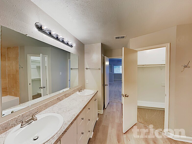 Building Photo - 15802 Echo Canyon Dr