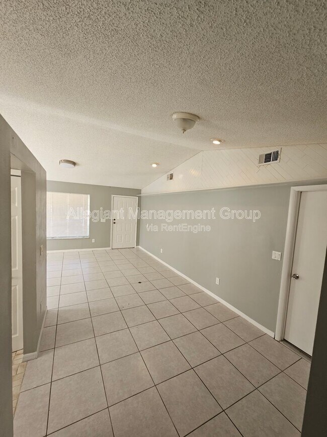 Building Photo - 1213 Roma Ct