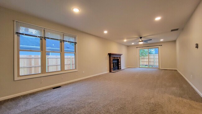 Building Photo - 1601 Coventry Dr
