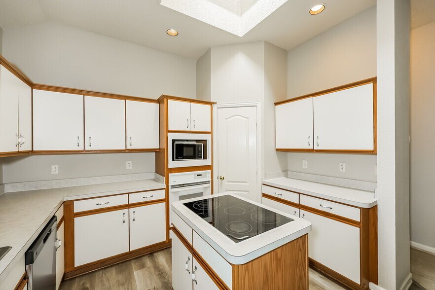 Building Photo - 5017 Eastcreek Dr