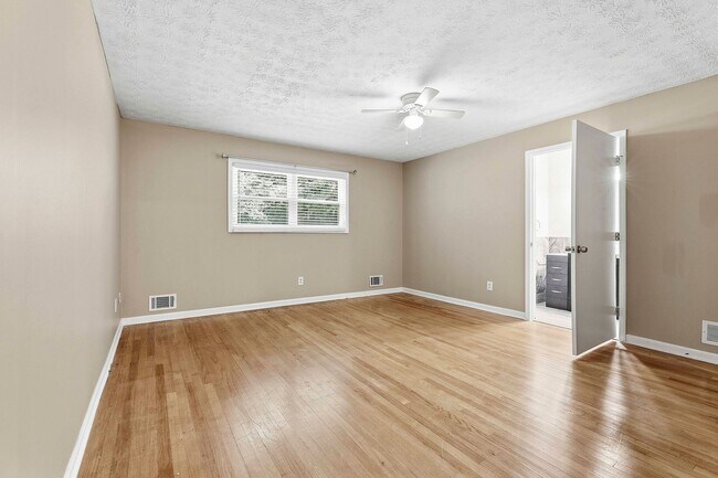 Building Photo - Spacious 3BR Home on Large Lot with Detached Garage in Fayette County