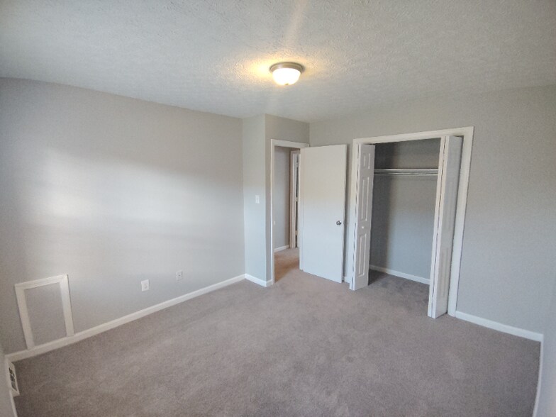 Building Photo - 33 Fonda Dr