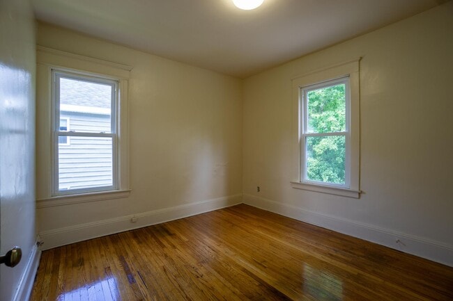 Building Photo - 3 Bedroom Apartment Close to Campus - 8/1/26