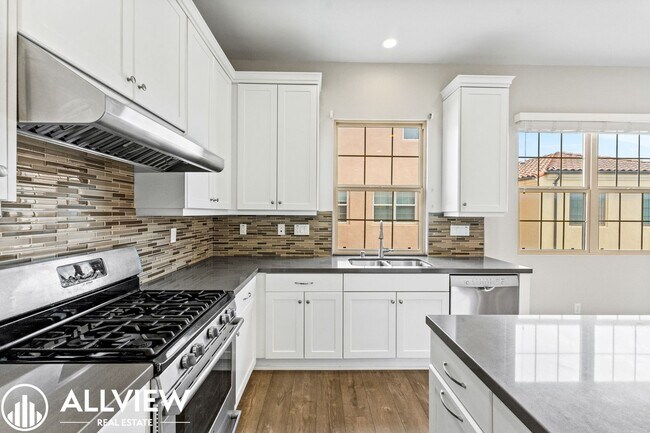 Building Photo - Your Next Home Awaits – Beautiful 3-Bedroom Irvine Townhome