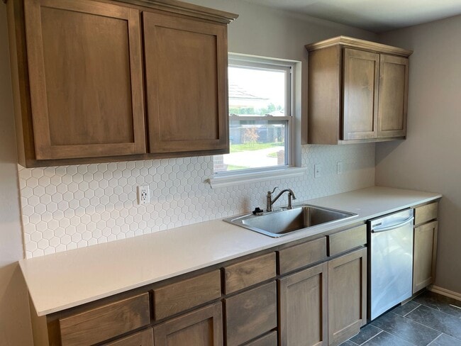 Building Photo - Mustang Schools! 3 bed 2 bath in Yukon! Built in 2020, Beautiful finishes and fenced backyard.