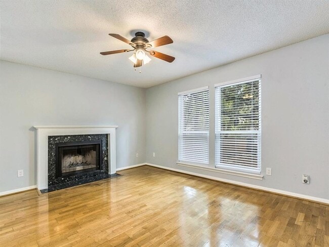 Building Photo - Charming 2 Bedroom, 1.5 Bathroom Home with...