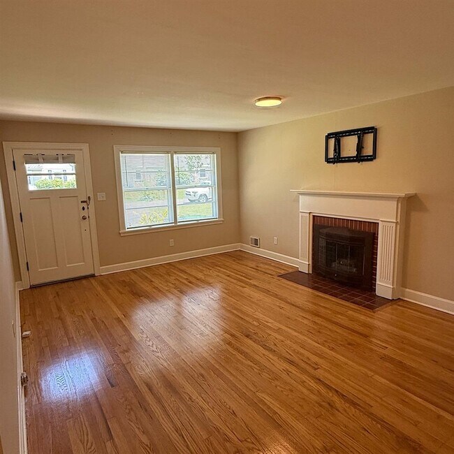 Building Photo - 1704 Kenton St