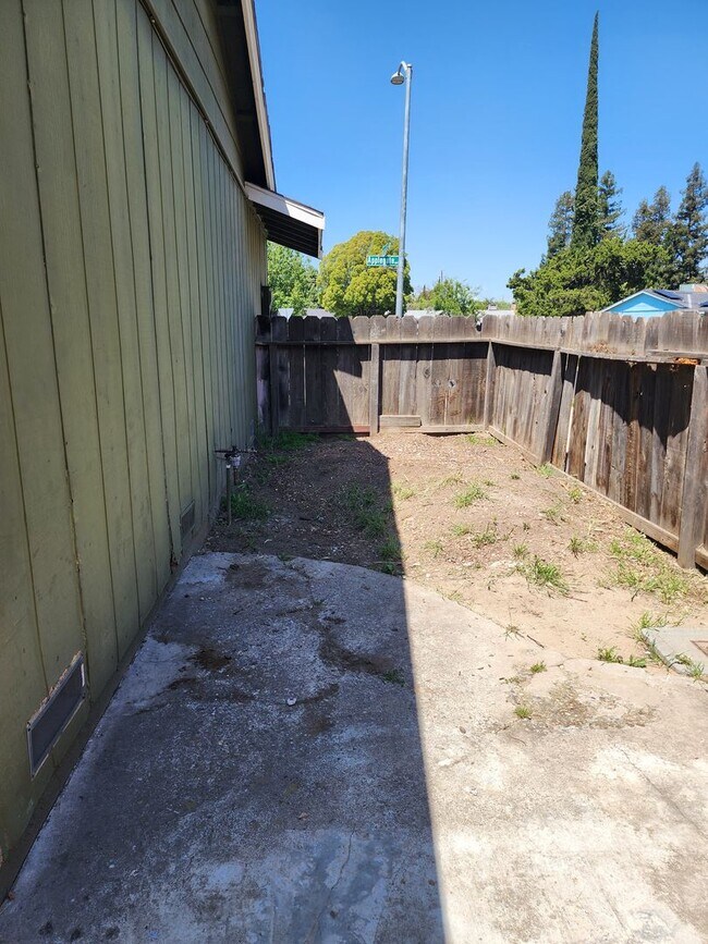 Building Photo - 3 Bedroom 2 Bathroom with Pool Near Davis High School