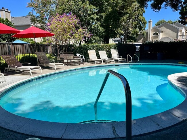 Building Photo - 185 Easy St