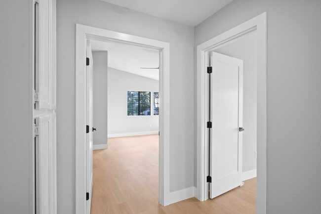 Building Photo - Move-In-Ready Townhome-Style Unit in Chula Vista!