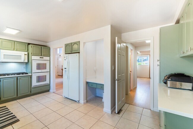 Building Photo - 4bd/1.75ba Shoreline Home